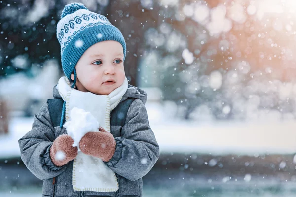 Plecy kobiety z oznakami poparzenia słonecznego.